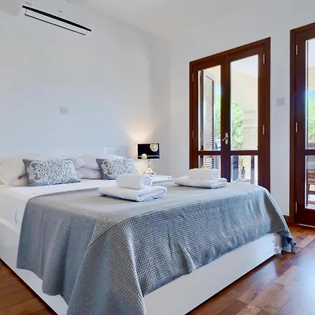 Aphrodite Hills 3 Bedroom With Bbq, Patio & View Kuklia