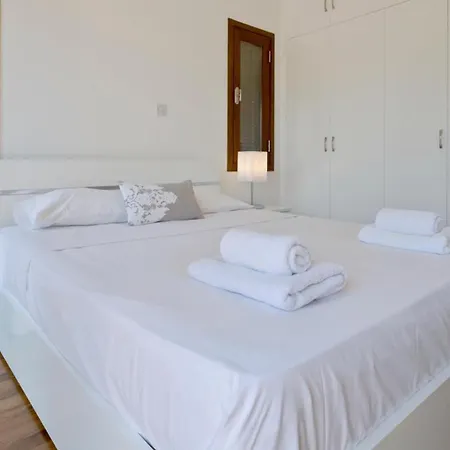 Aphrodite Hills 3 Bedroom With Bbq, Patio & View Apartment *