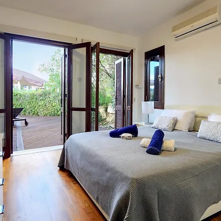 Aphrodite Hills 3 Bedroom With Bbq, Patio & View Apartmán *