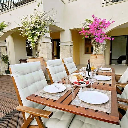 Aphrodite Hills 3 Bedroom With Bbq, Patio & View Apartment