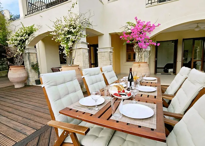 Aphrodite Hills 3 Bedroom With Bbq, Patio & View アパート